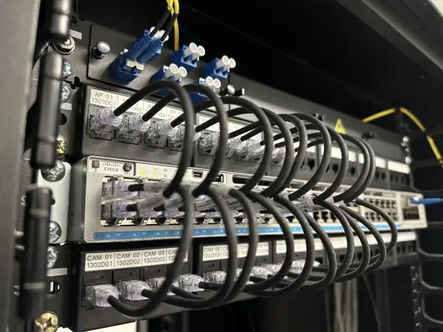 Instalación y Conexión en Rack de Telecomunicaciones
