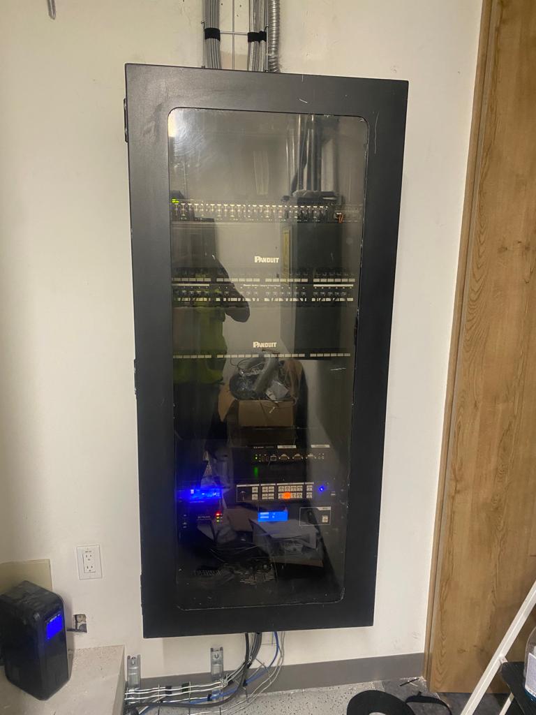 Peinado e instalación estética de mazo de cables Cat6 en rack de servidores principal por ingenieros certificados