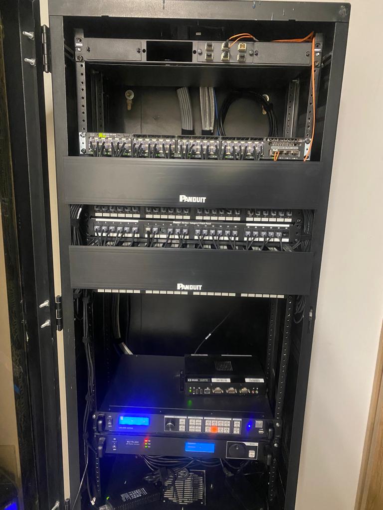 Ponchado de patch panel Cat6 en cableado estructurado de CTS Ingeniería