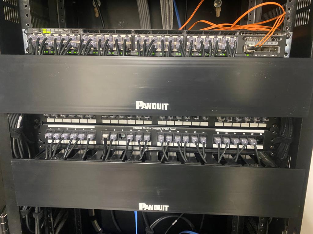 Gabinete de comunicaciones con organizadores de cableado estructurado instalado por CTS Ingeniería