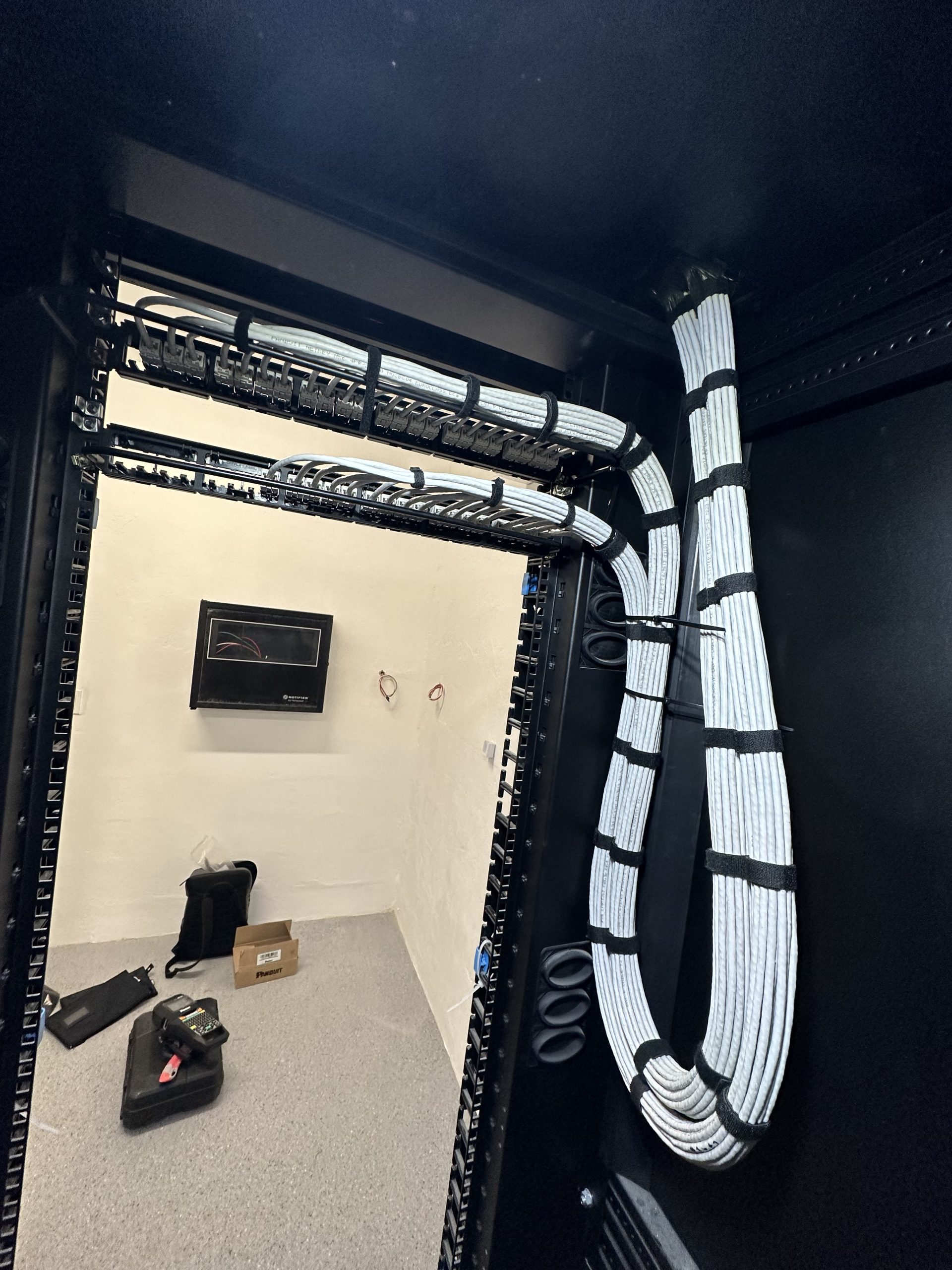 Switches y patch cords en cuarto de telecomunicaciones de cableado estructurado de CTS Ingeniería