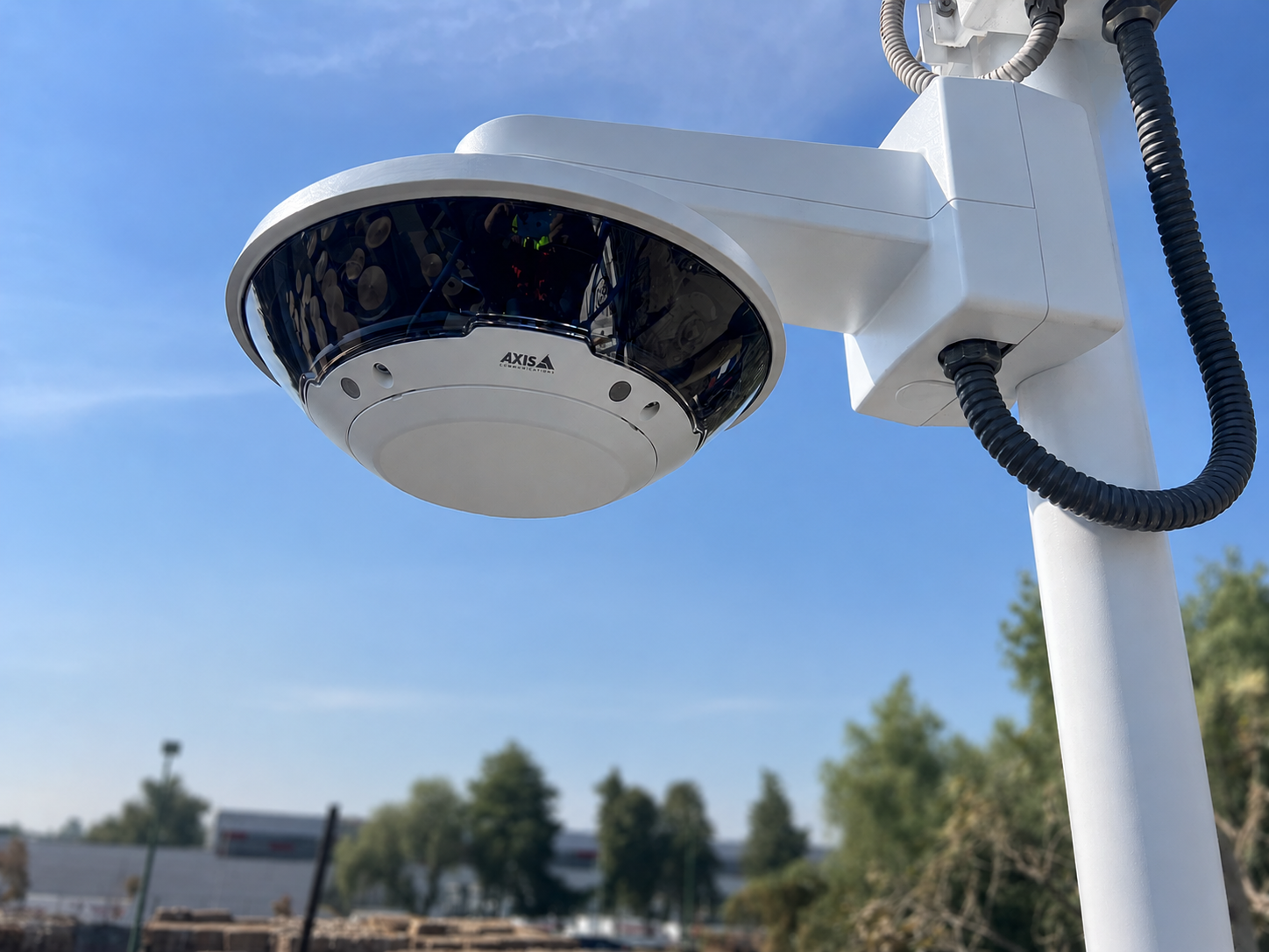 Cámara de videovigilancia Axis instalada por CTS Ingeniería en entorno industrial