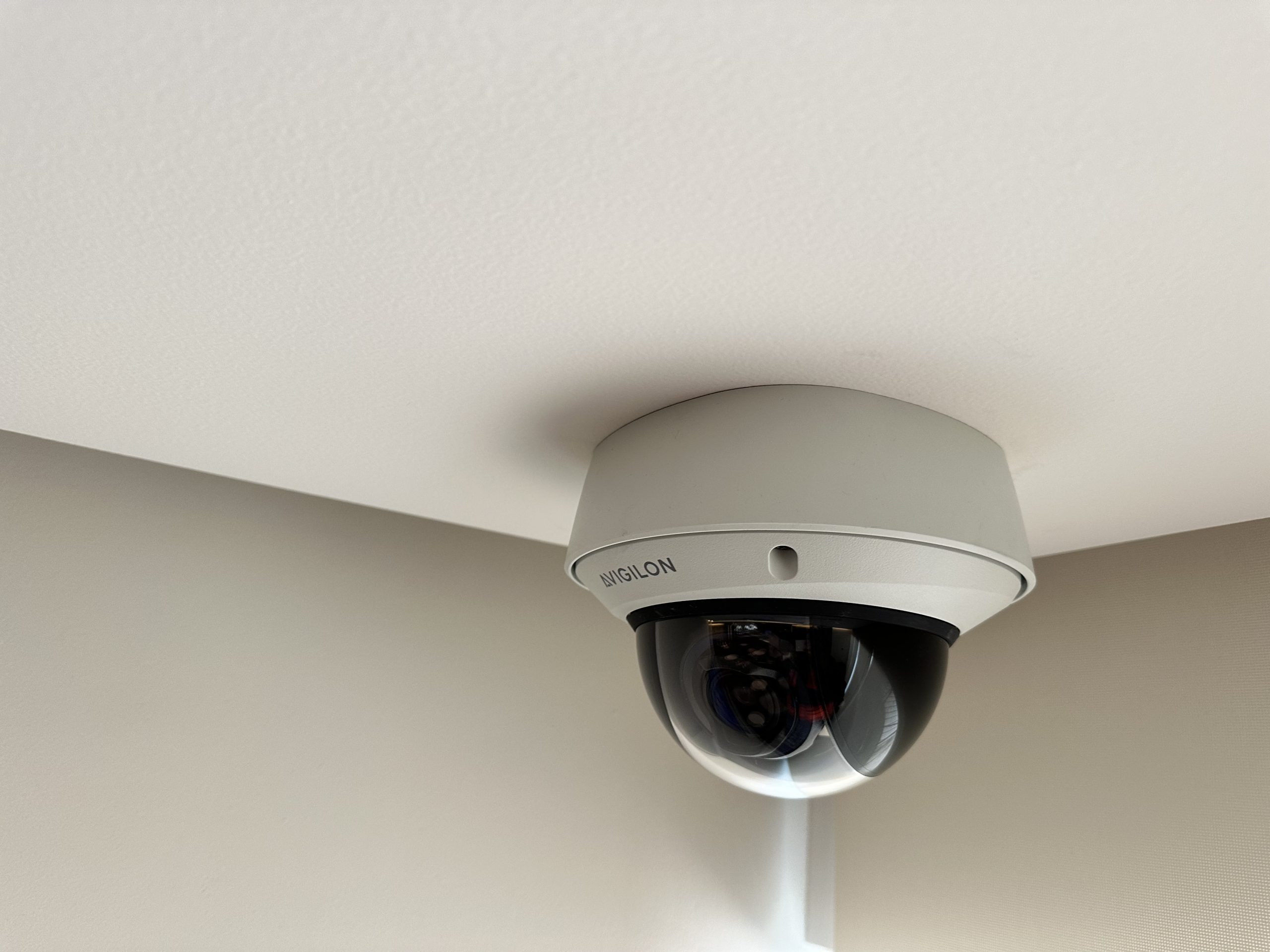 Cámara tipo bala de CCTV en exterior con caja de conexiones hermética por CTS Ingeniería