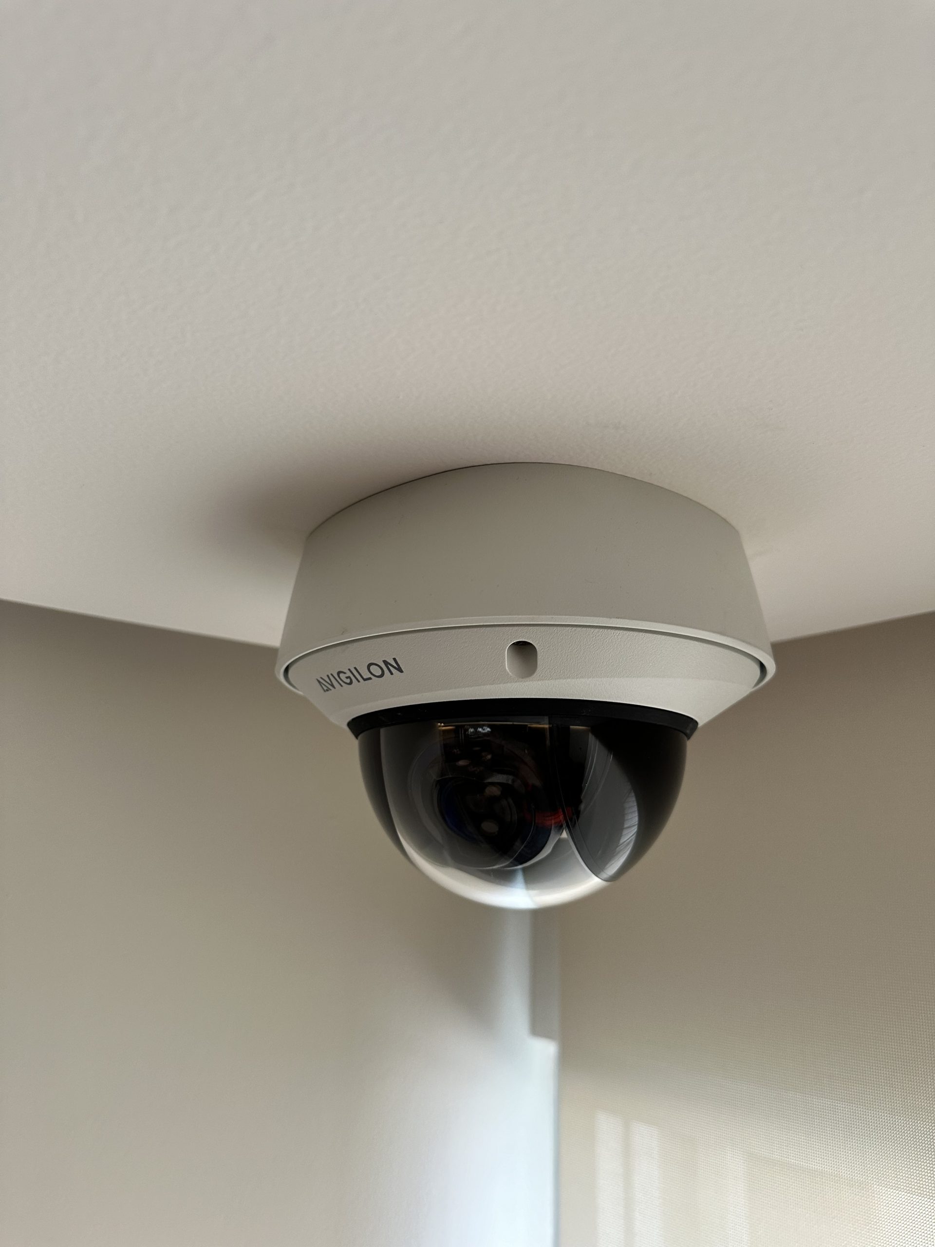 Cámara de CCTV en poste perimetral instalada por CTS Ingeniería