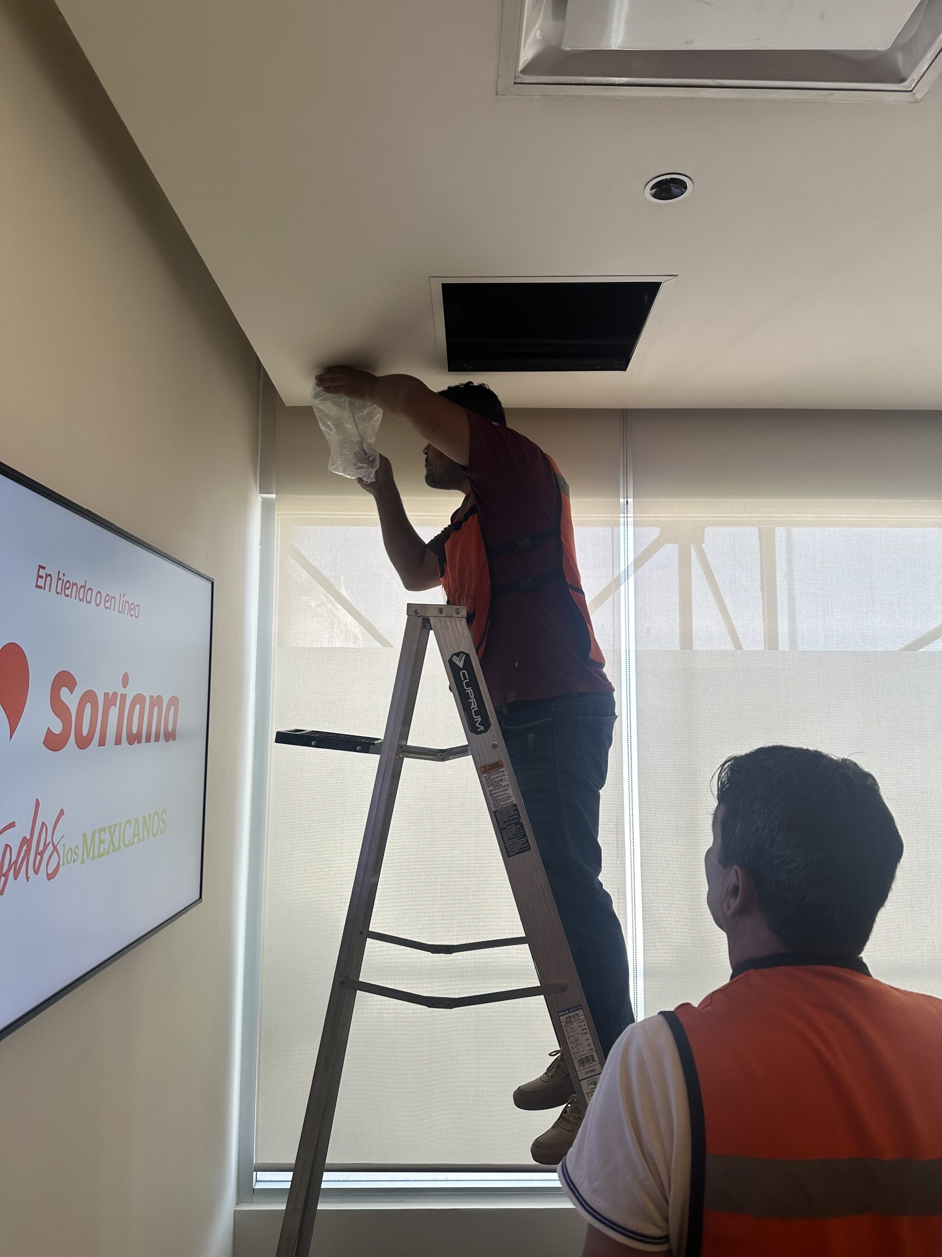 Grabador NVR de sistema CCTV montado en rack por CTS Ingeniería