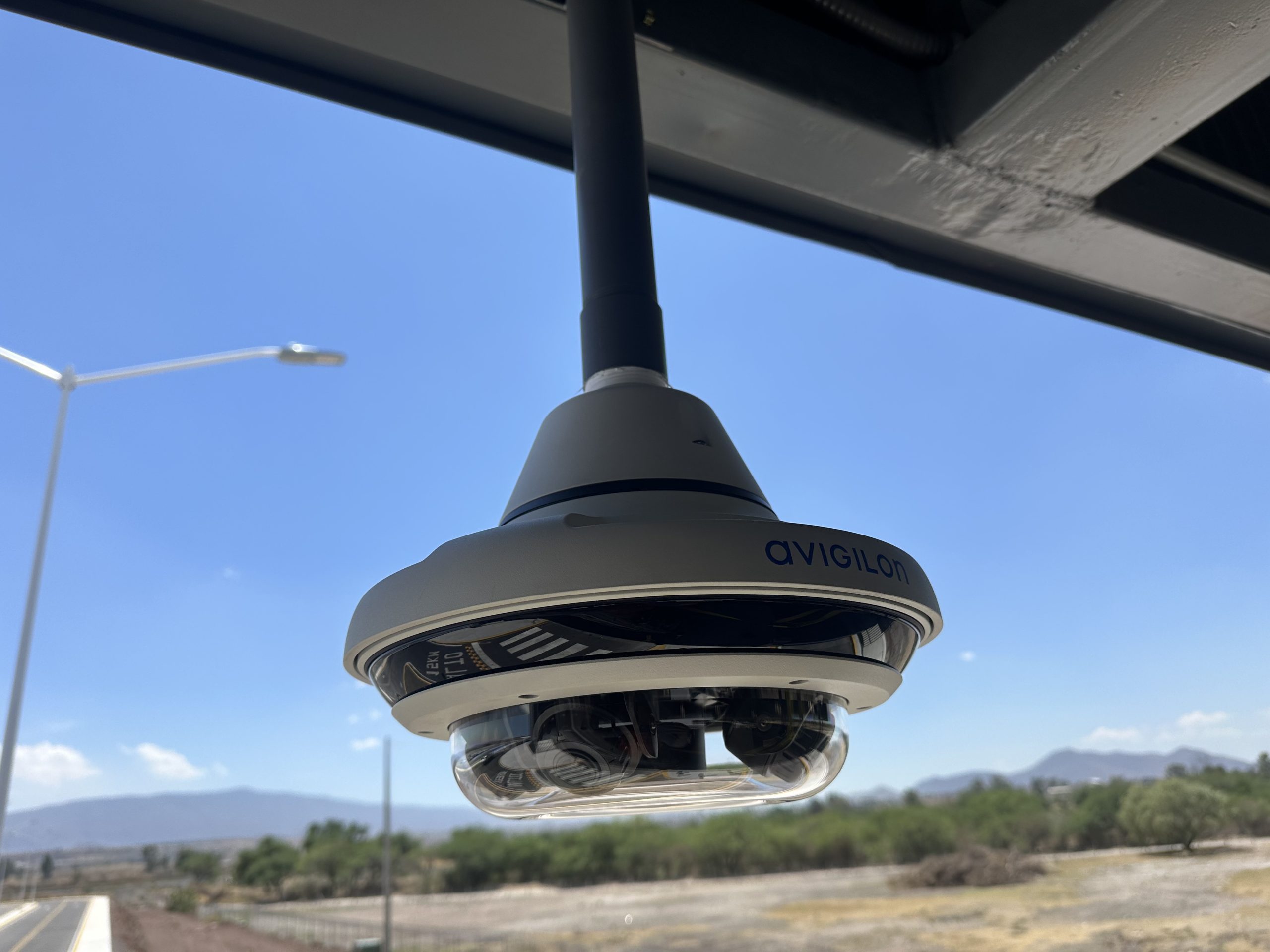 Cámara domo de CCTV con alimentación PoE en pasillo industrial por CTS Ingeniería