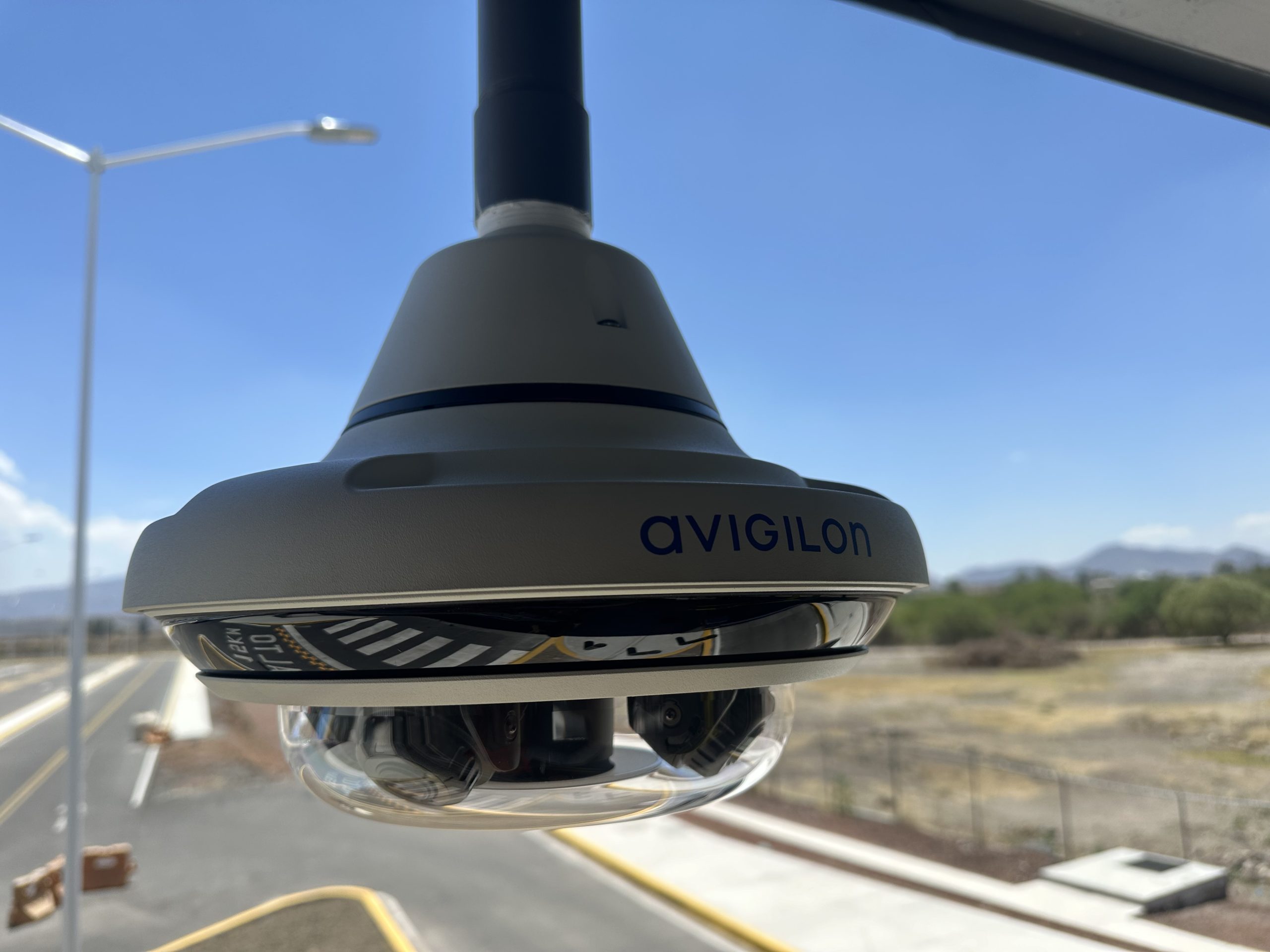Cámara de CCTV en fachada vigilando estacionamiento instalada por CTS Ingeniería