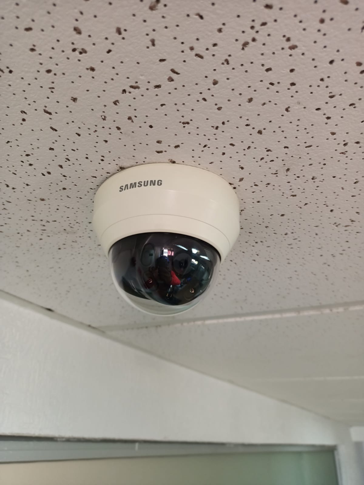 Gabinete con switch PoE para cámaras de CCTV instalado por CTS Ingeniería