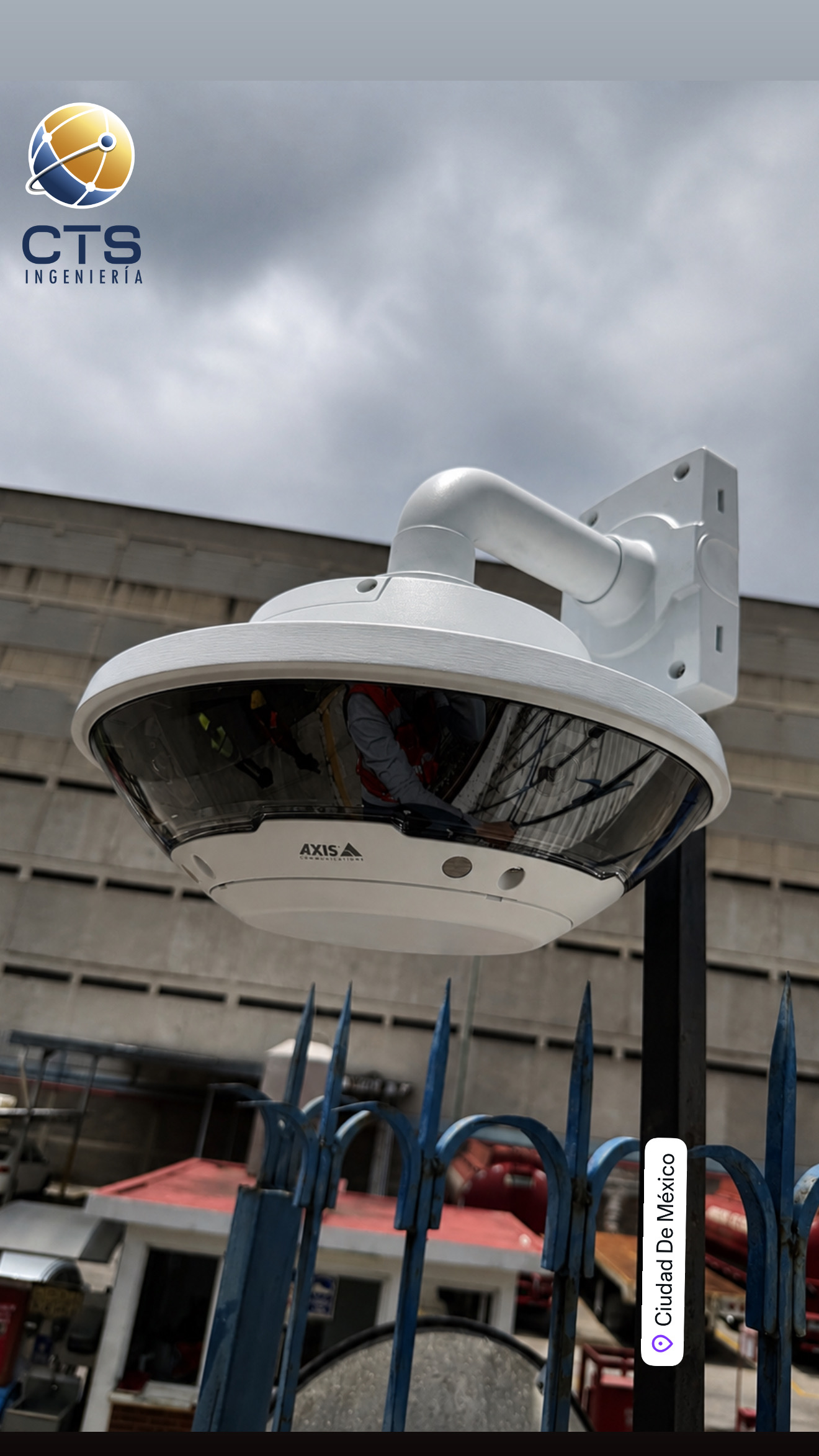 Cámara de CCTV en esquina de nave industrial con brazo de soporte por CTS Ingeniería