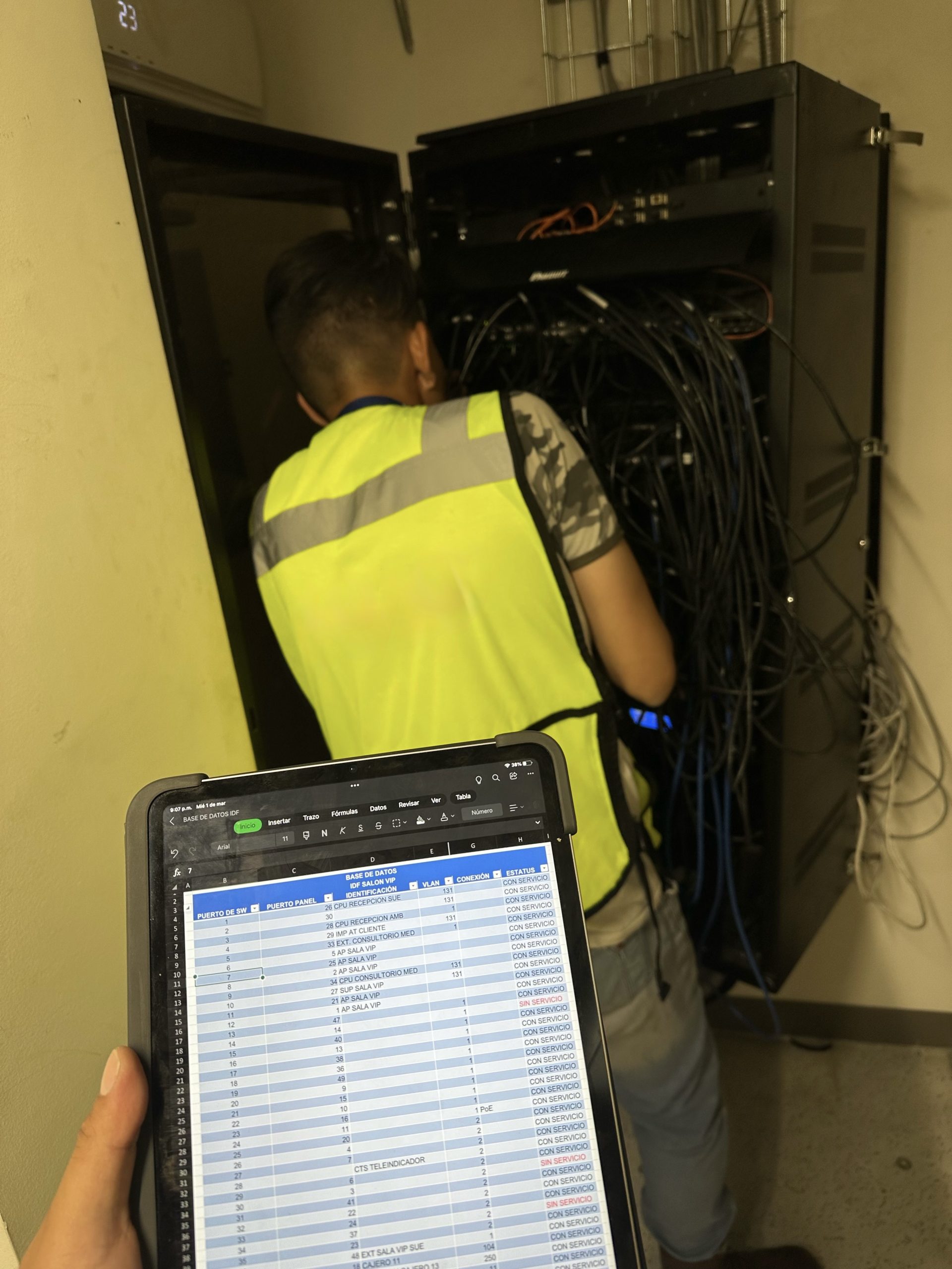 Auditoría memoria técnica y certificación de nodos de red en rack de telecomunicaciones industrial