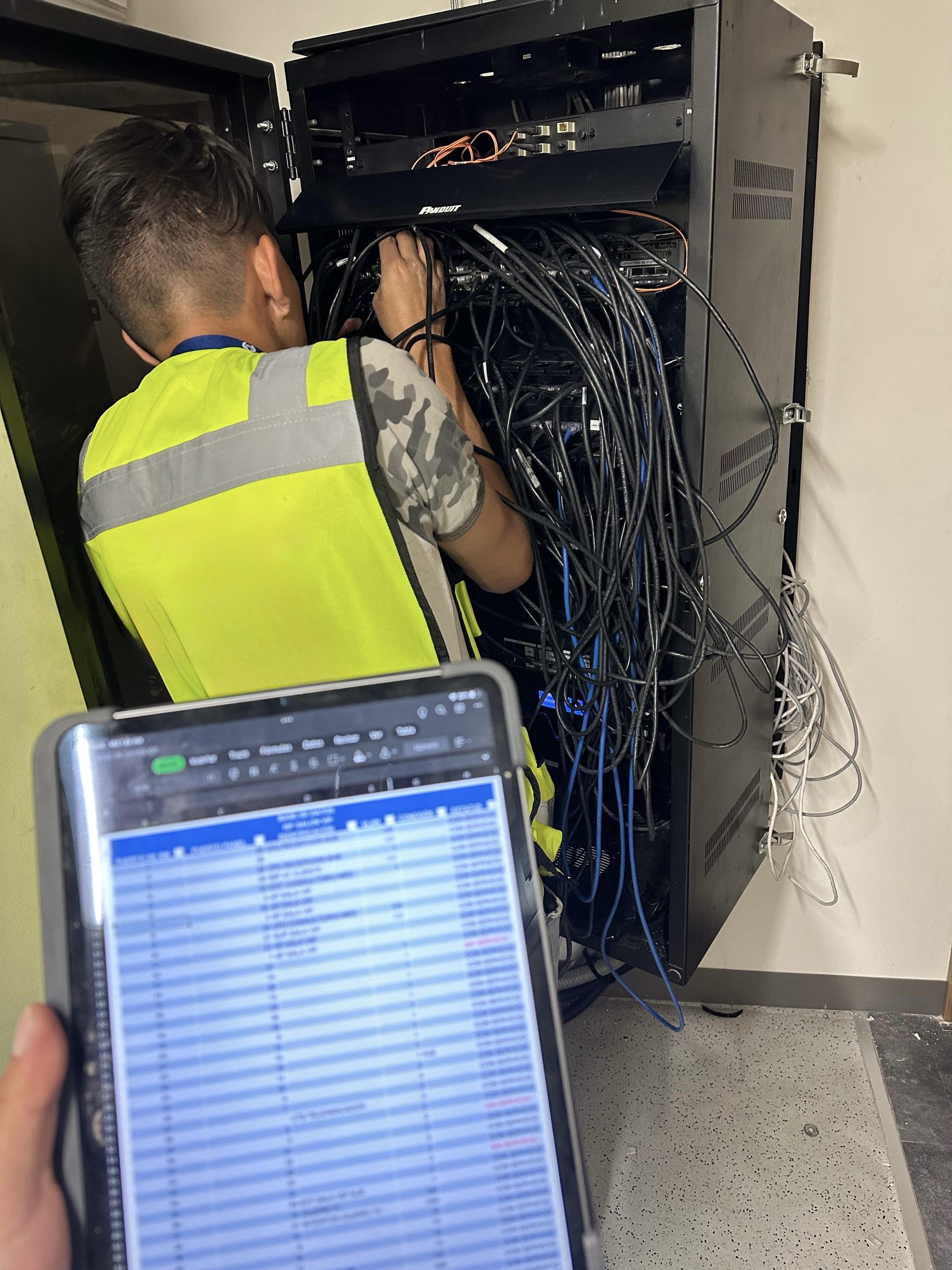 Panel de parcheo etiquetado tras la certificación de nodos de red por CTS Ingeniería
