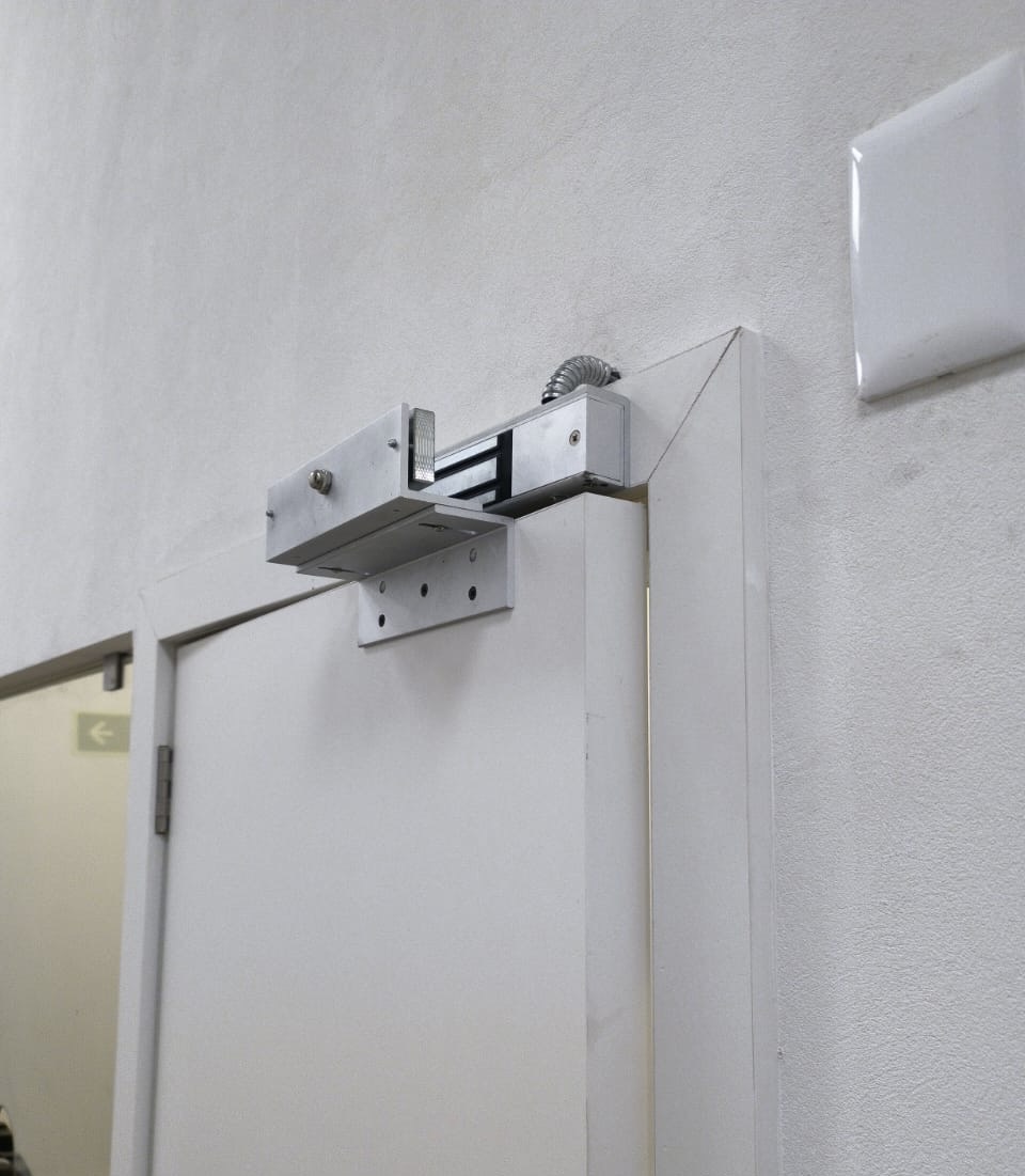 Montaje y empotrado de chapa electromagnética para cerraduras inteligentes en accesos restringidos