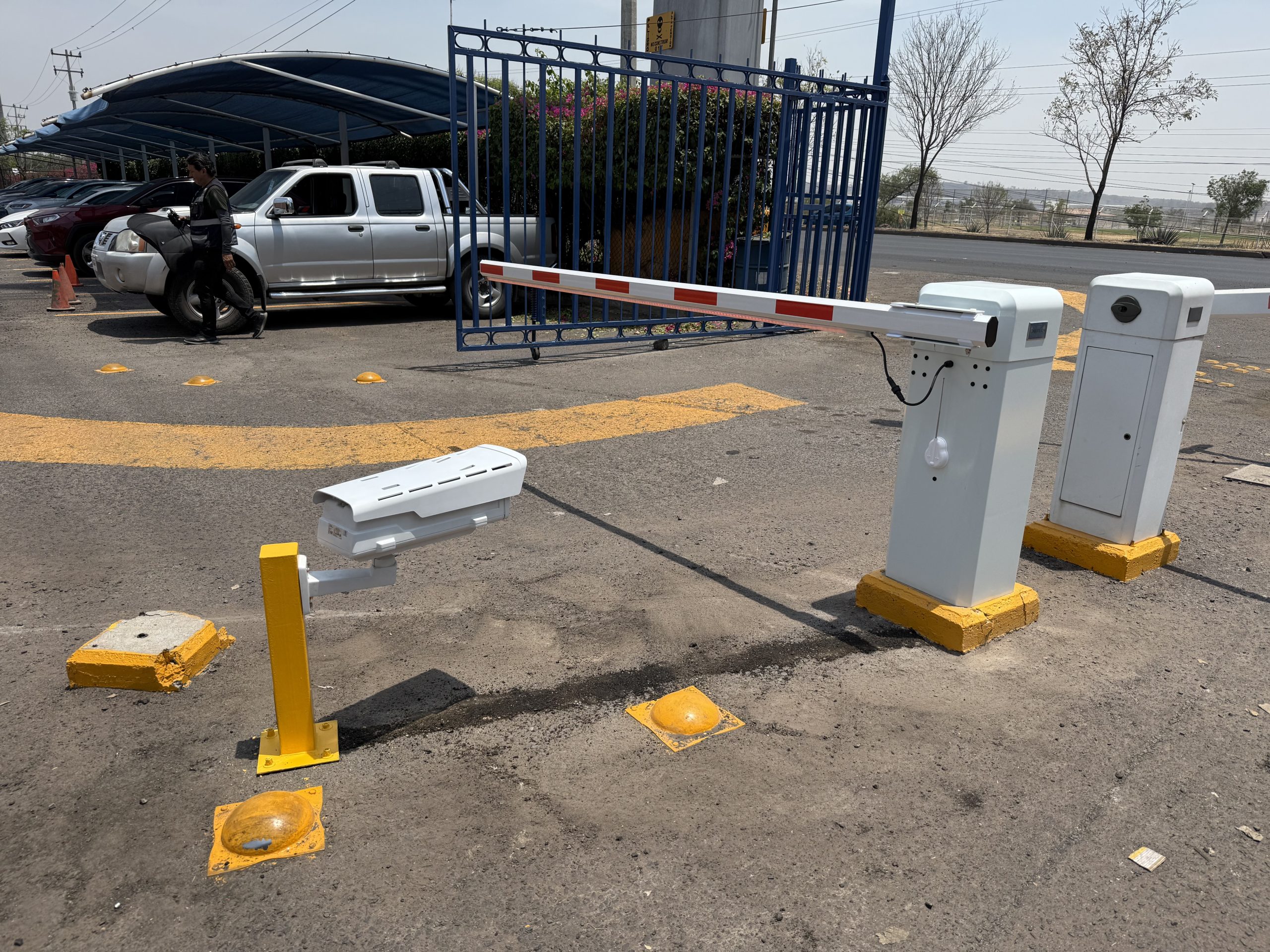 Barrera vehicular automática con lectora de proximidad instalada por CTS Ingeniería