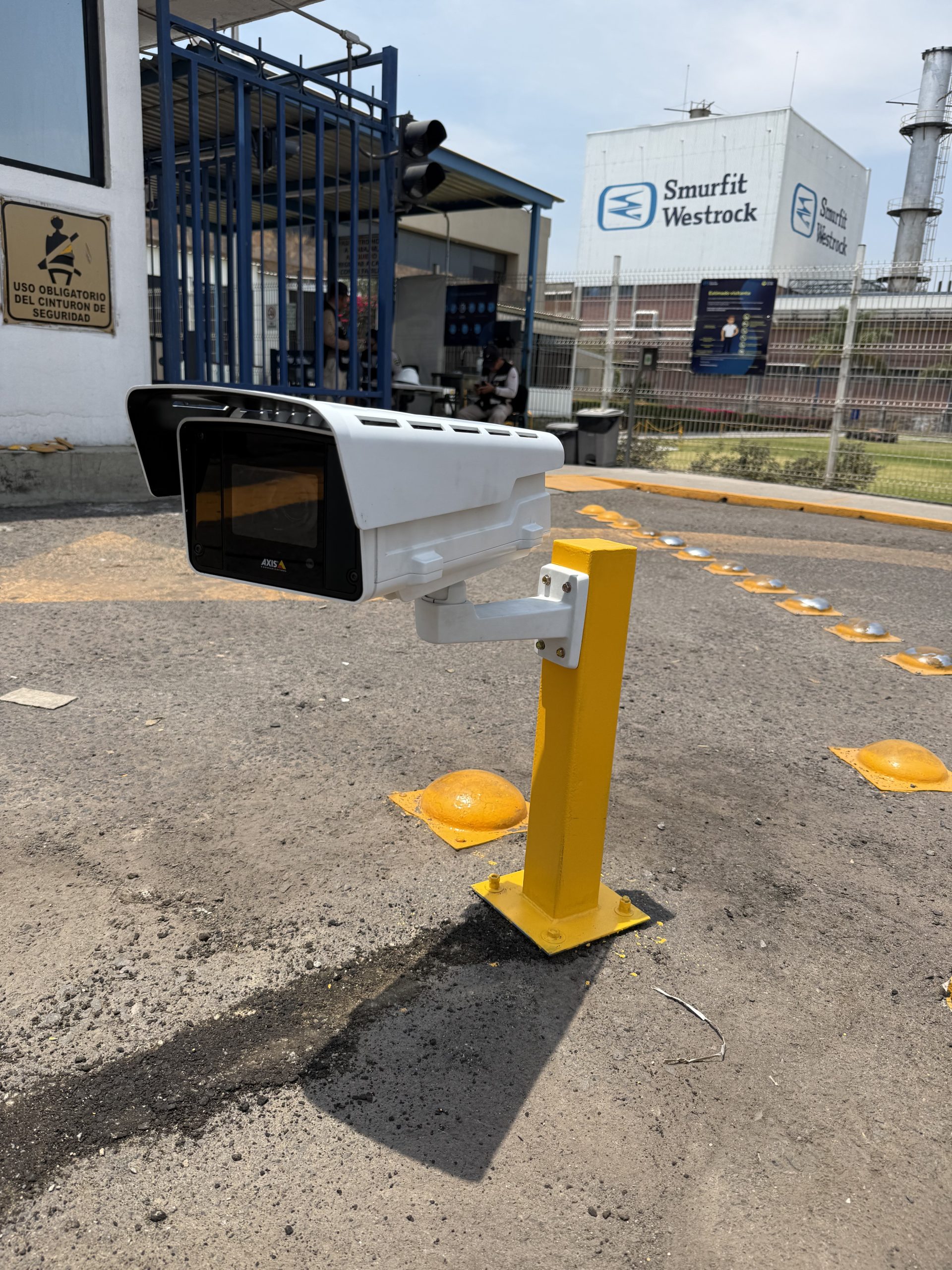 Pedestal con lectora para control de acceso vehicular por CTS Ingeniería