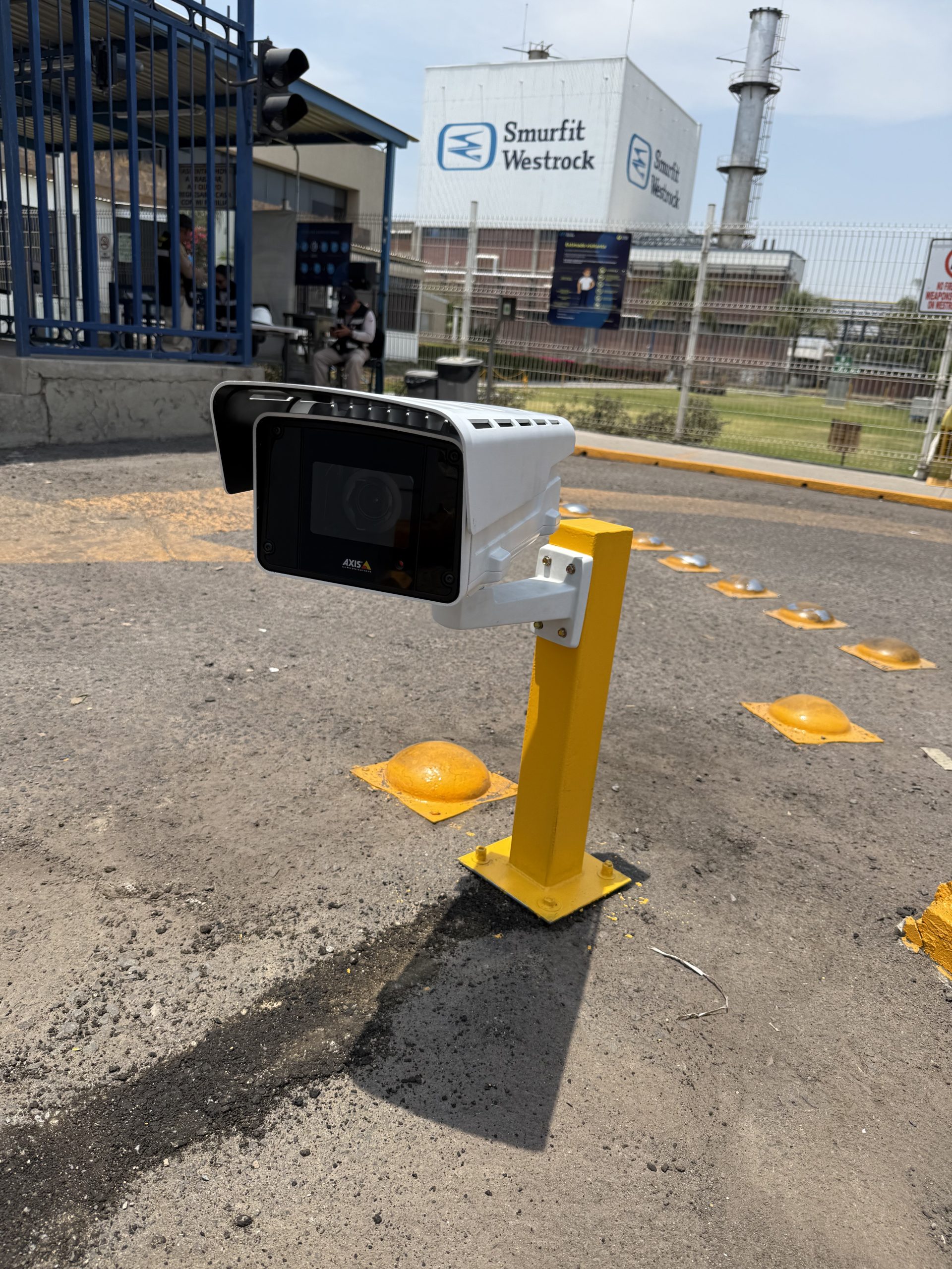 Controlador y lazo detector de acceso vehicular instalados por CTS Ingeniería