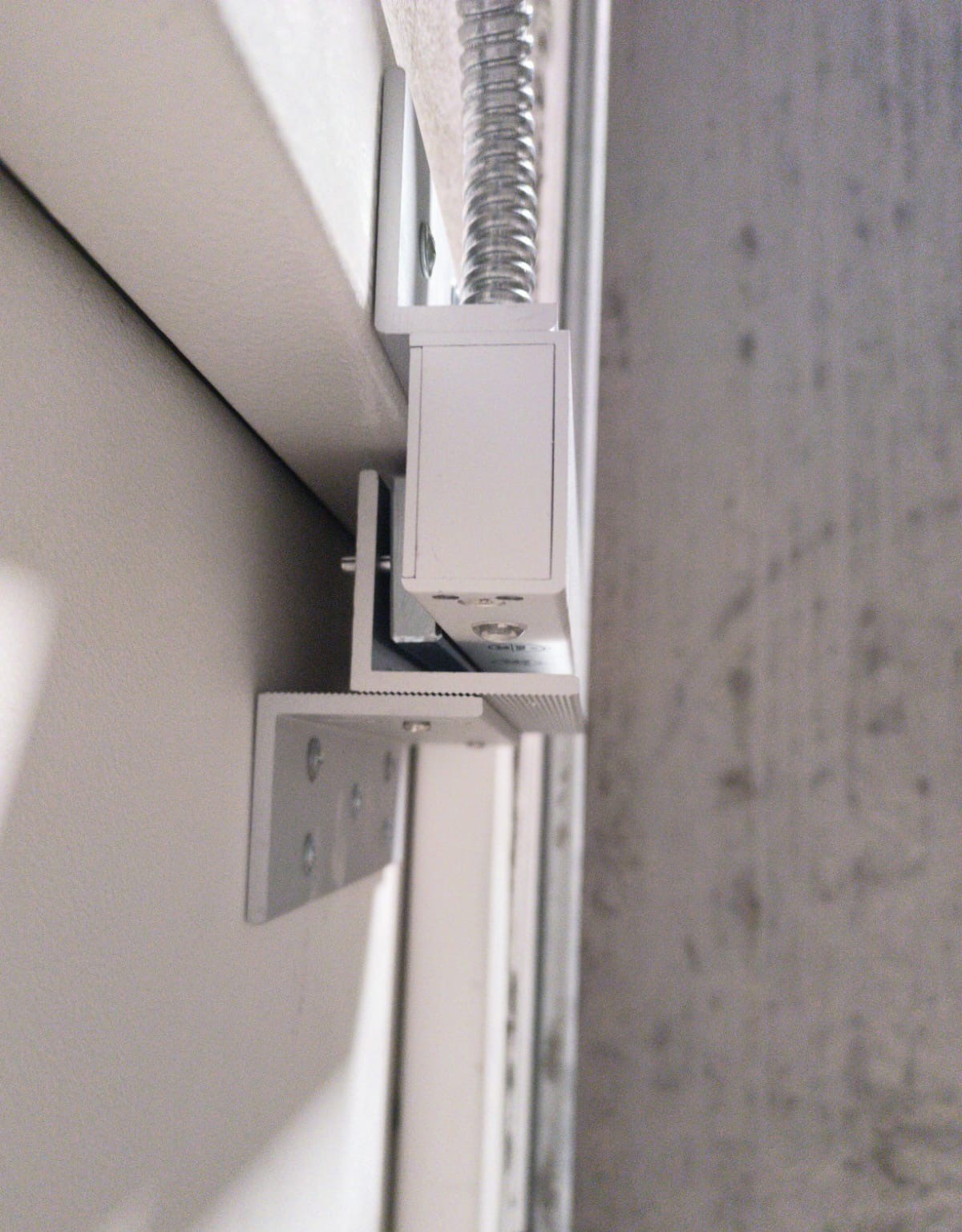 Chapa electromagnética de control de acceso peatonal instalada por CTS Ingeniería