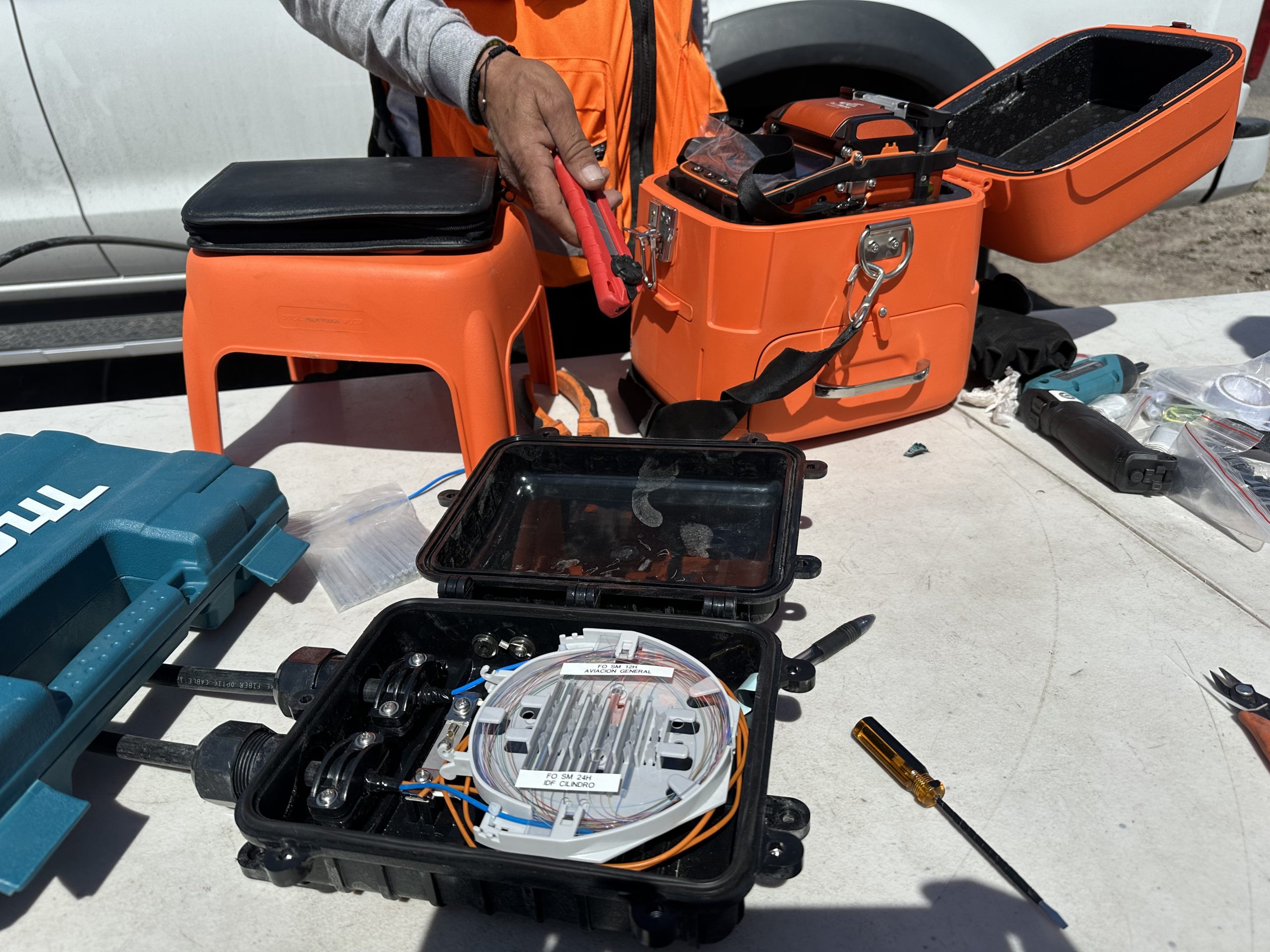 Técnico de CTS Ingeniería realizando empalme por fusión de fibra óptica en campo