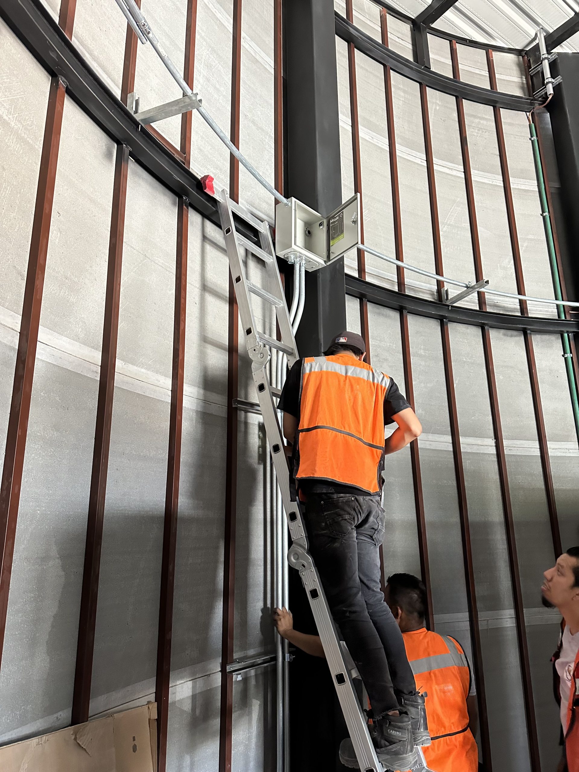 Charola portacables instalada por CTS Ingeniería para cableado en nave industrial