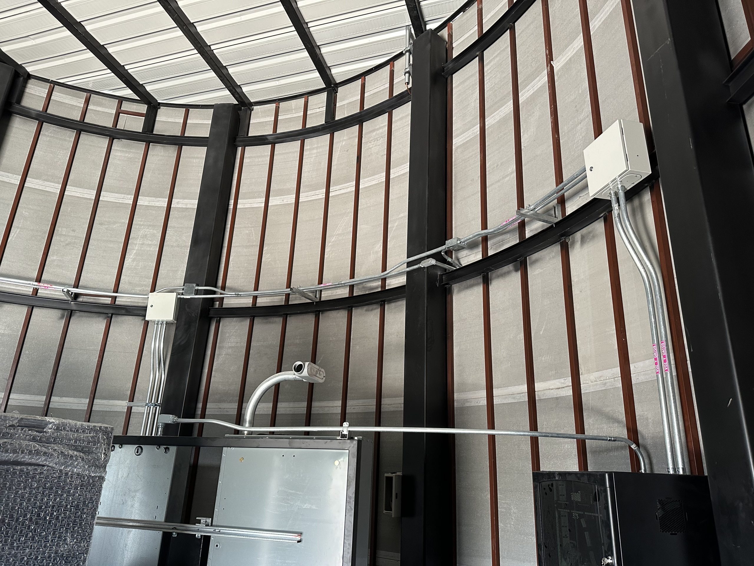 Canalización perimetral aérea y montaje de Access Points y cámaras en techumbres de naves industriales
