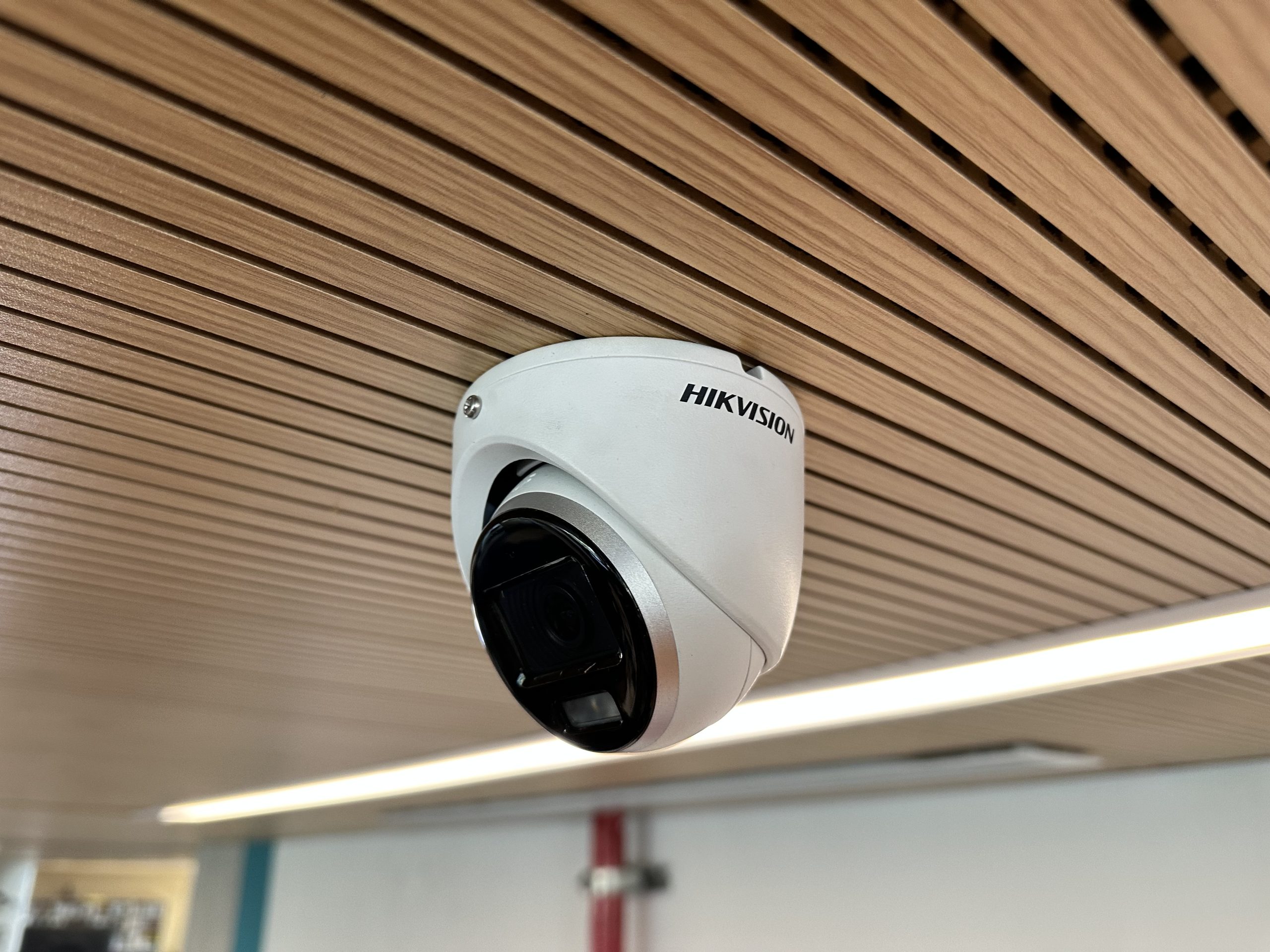 Instalación de cámara de seguridad tipo domo marca Hikvision en interiores corporativos