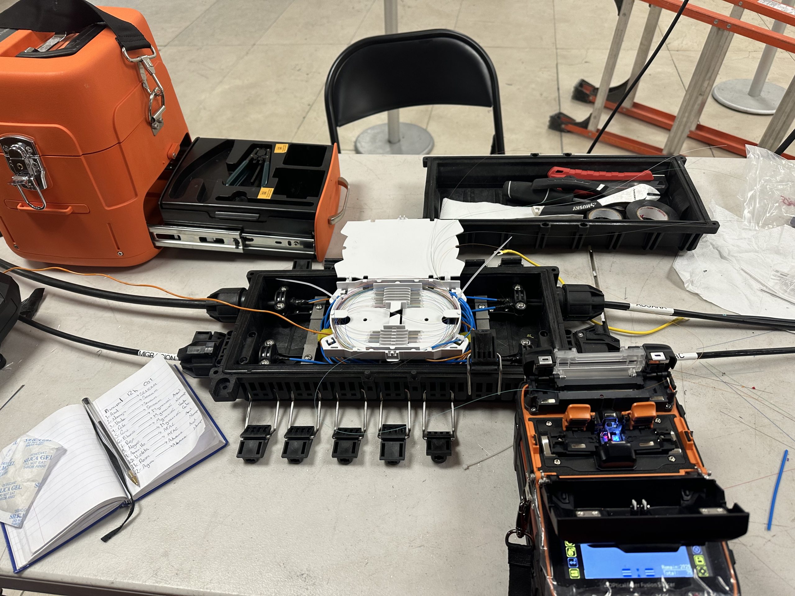 Mesa de trabajo para preparación de cierre de empalme de fibra óptica de alta capacidad de CTS Ingeniería