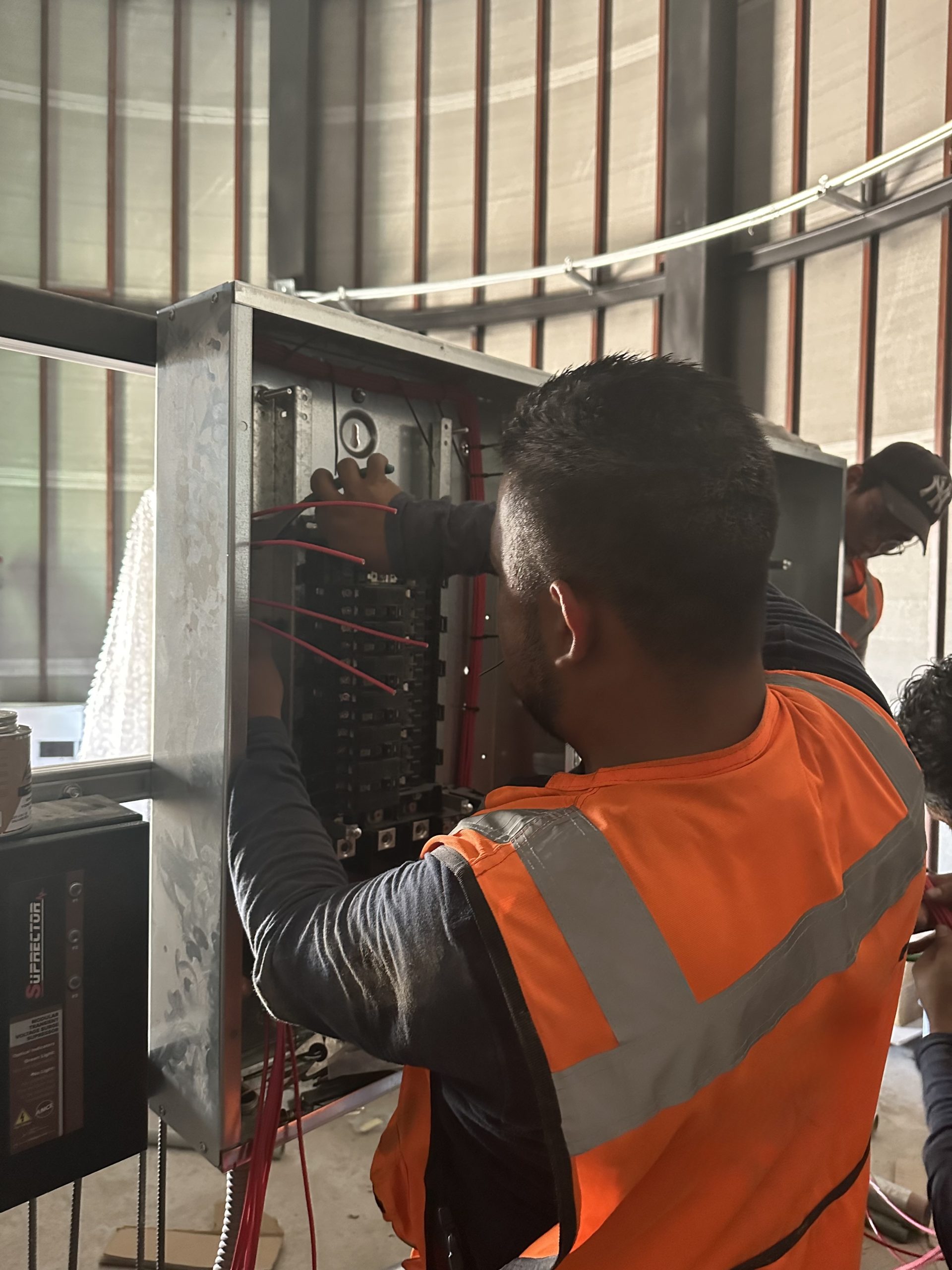 Peinado conexionado e instalación de interruptores termomagnéticos breakers en centro de carga industrial