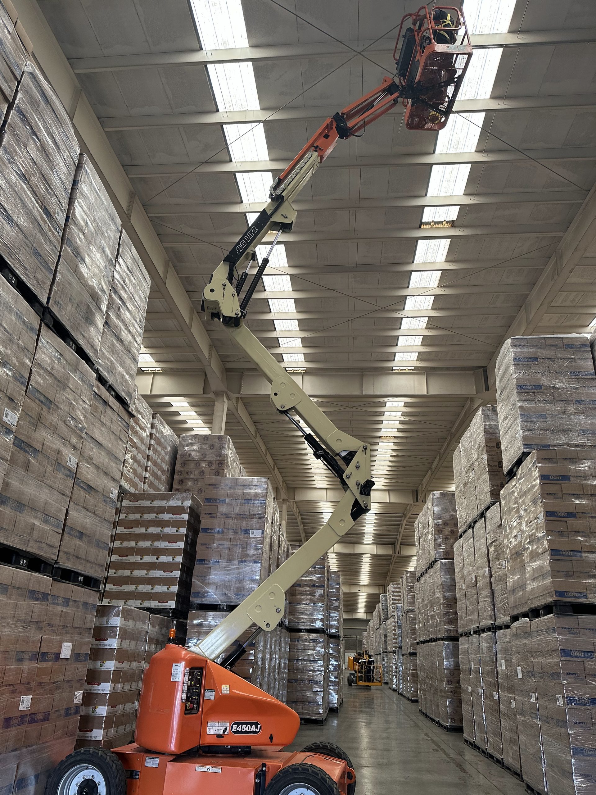 Operación de plataforma de elevación de brazo articulado boom lift con certificación DC-3 para trabajos de altura