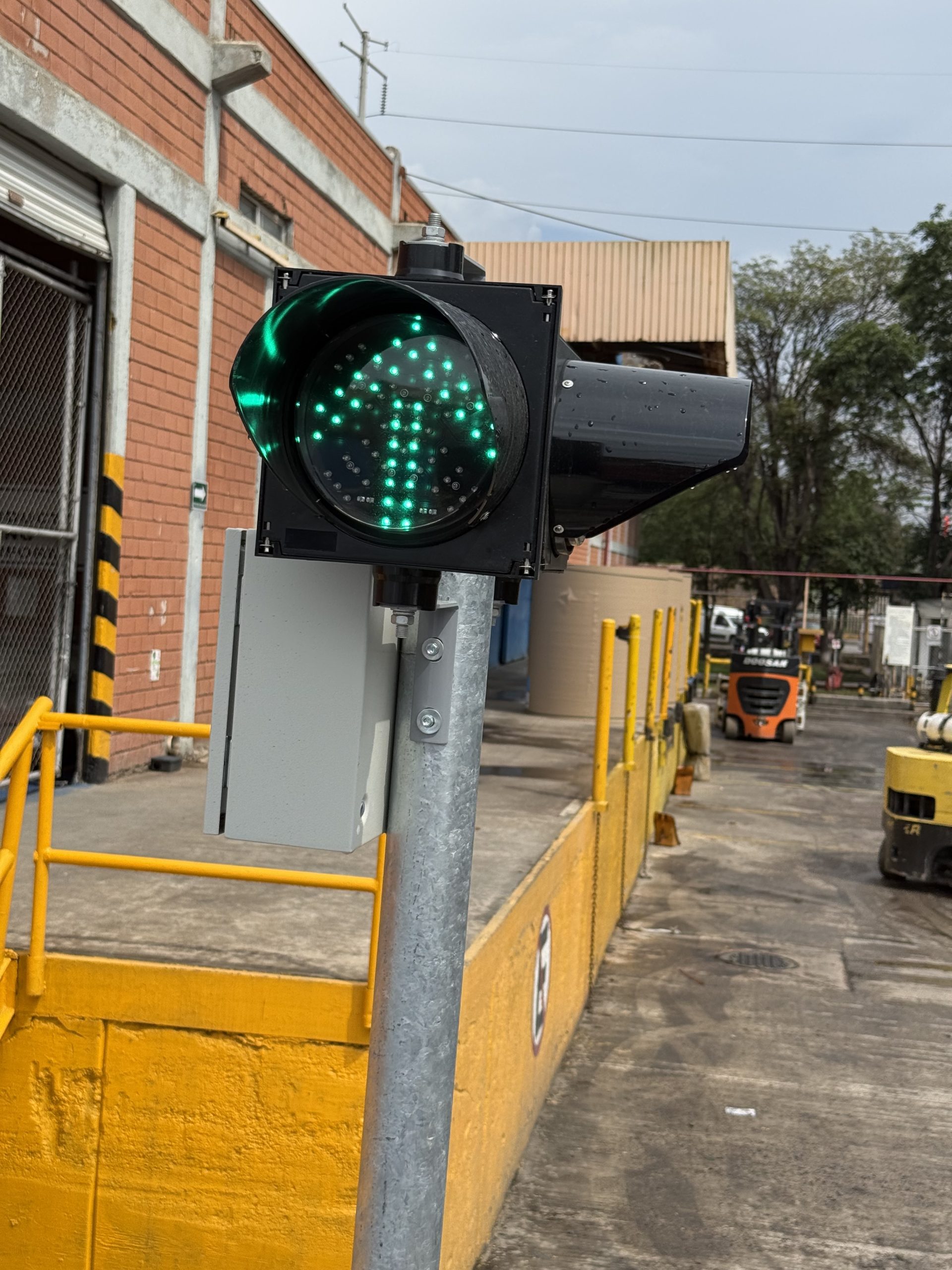 Instalación de semáforo en poste para tránsito industrial por CTS Ingeniería