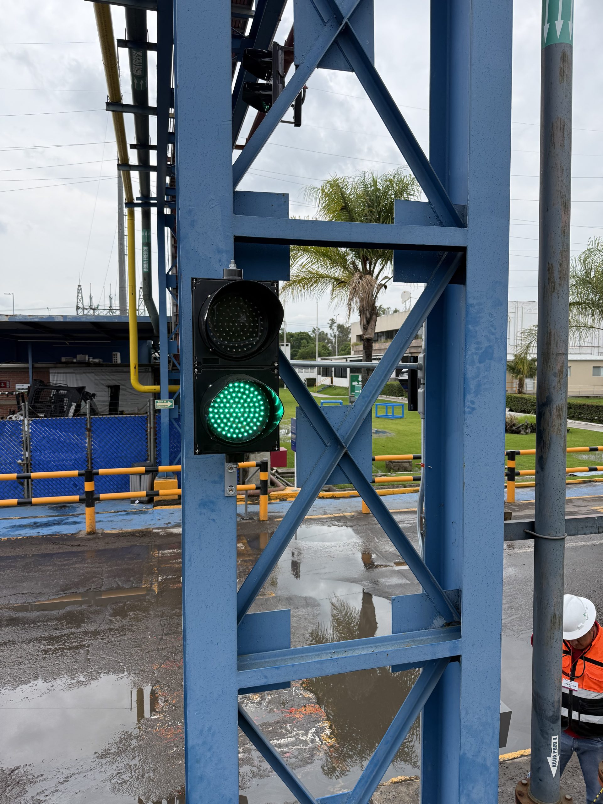 Automatización de patios de maniobra mediante sistemas de semaforización industrial inteligente con luces LED