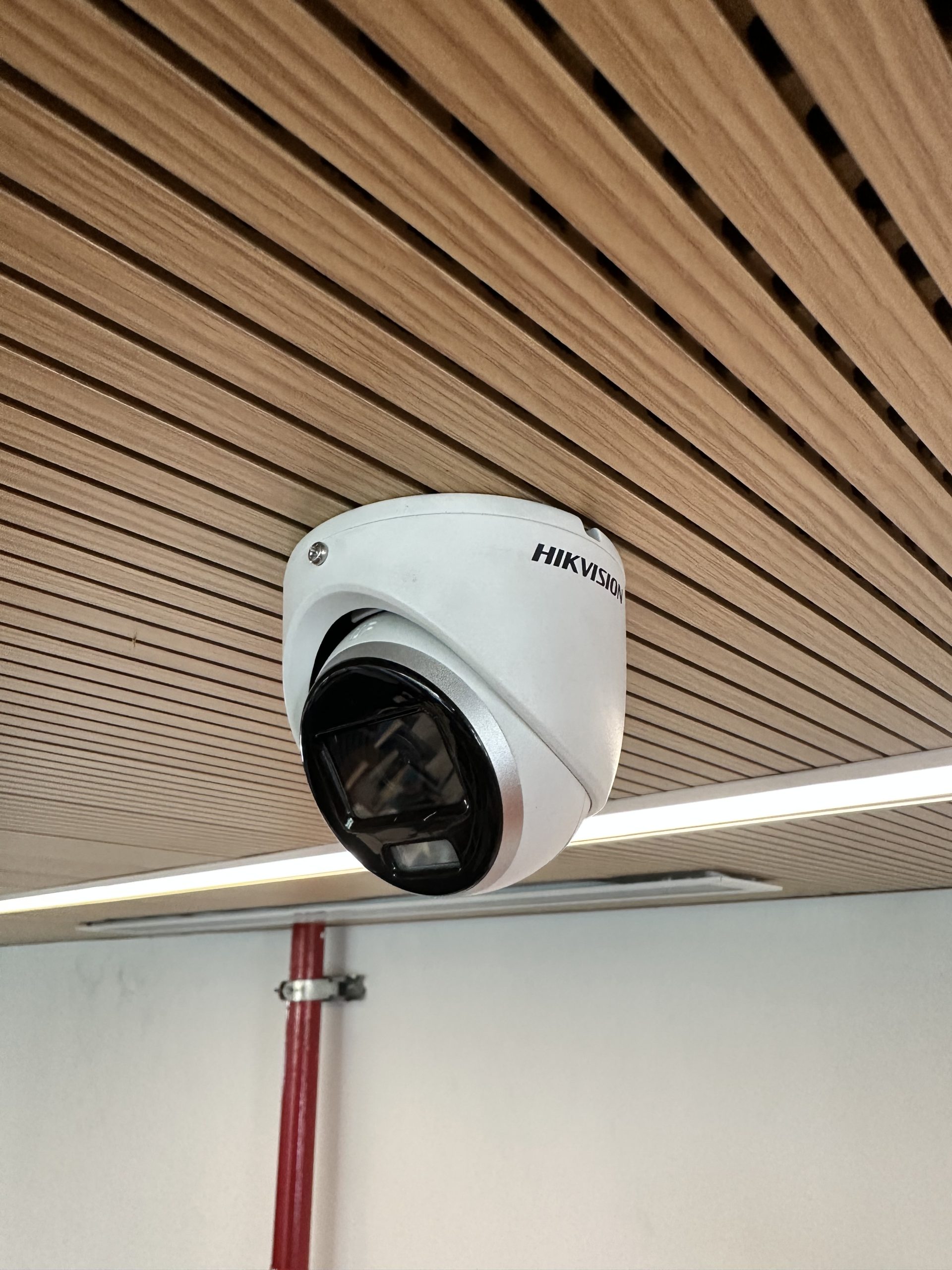 Cámara domo de videovigilancia antivandálica instalada por CTS Ingeniería