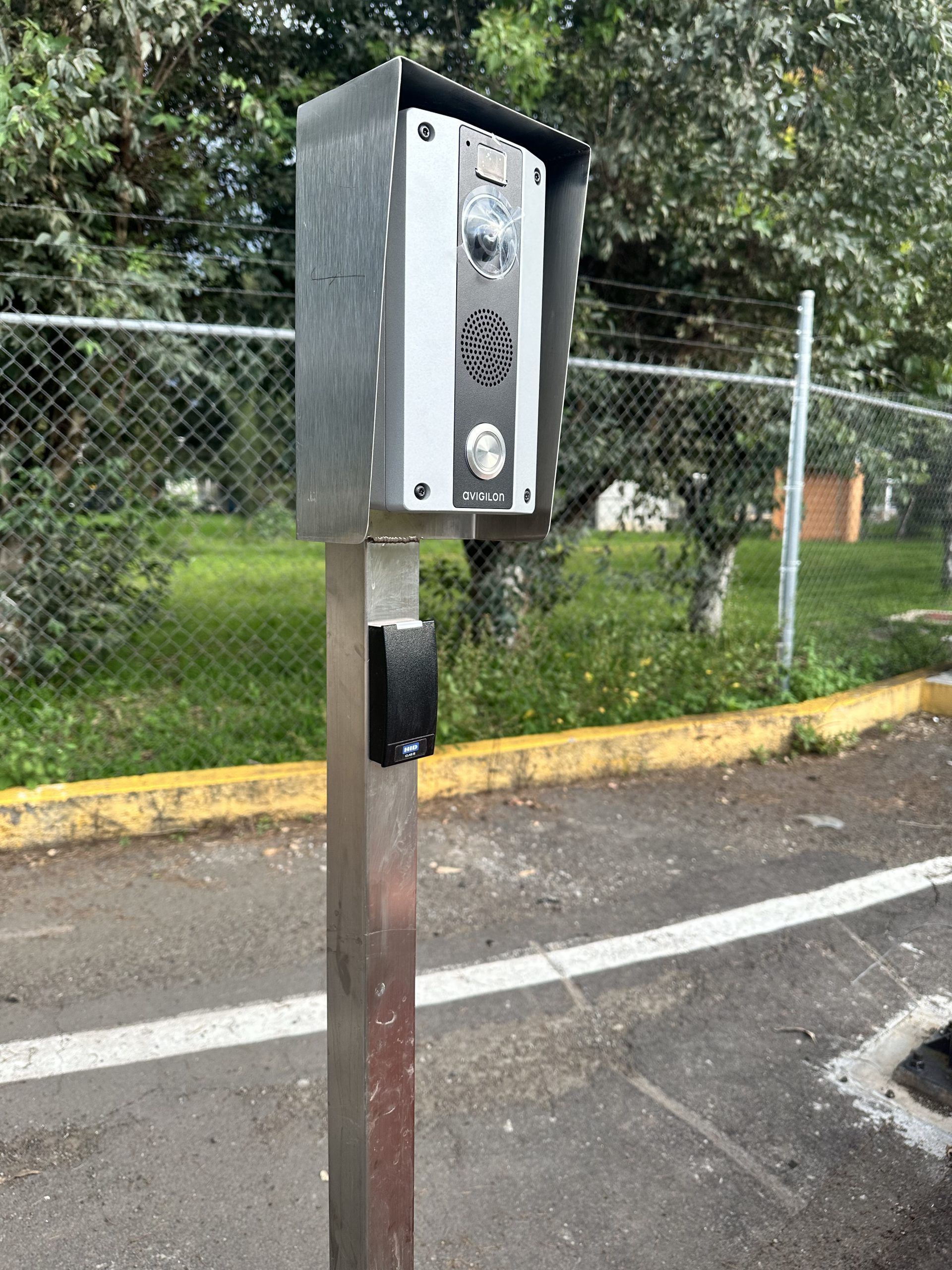 Instalación de frente de calle y videoportero IP Avigilon integrado con lectora de proximidad vehicular